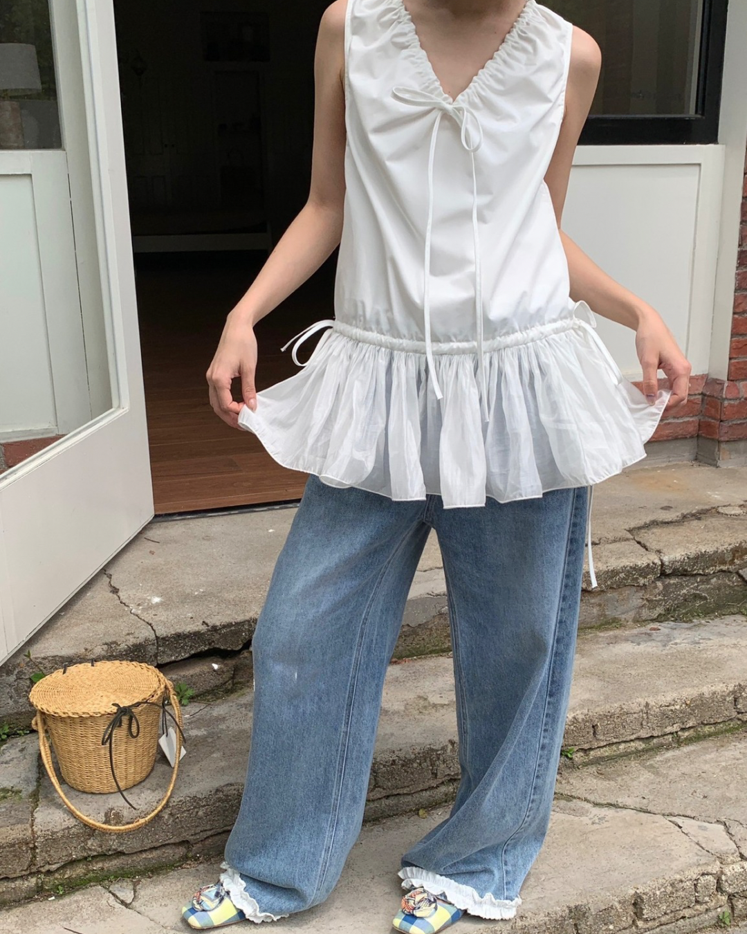 Vネックフリルミニワンピース