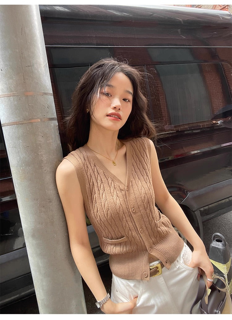 ケーブルニットベスト