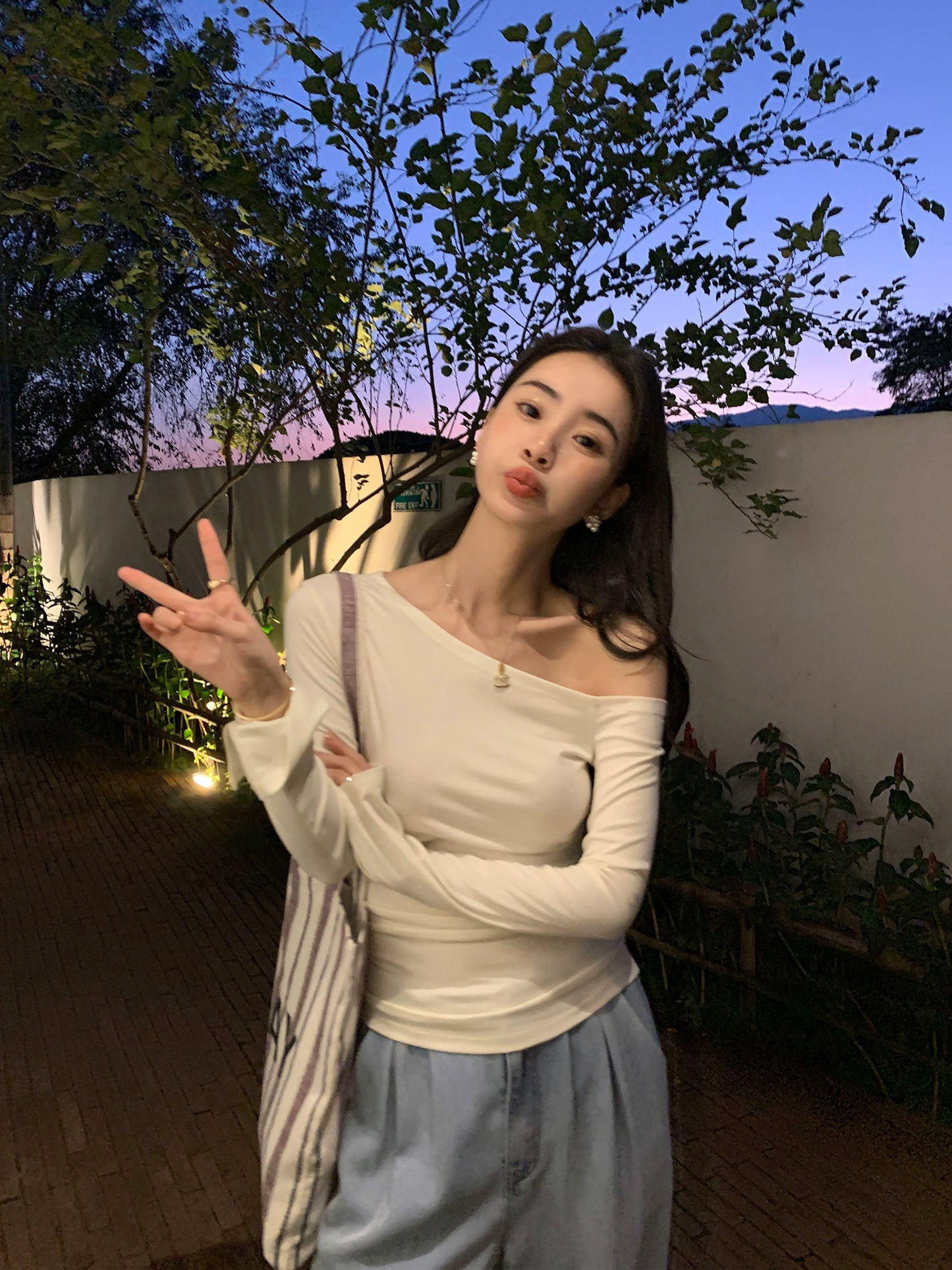 フレアスリーブオフショルトップス